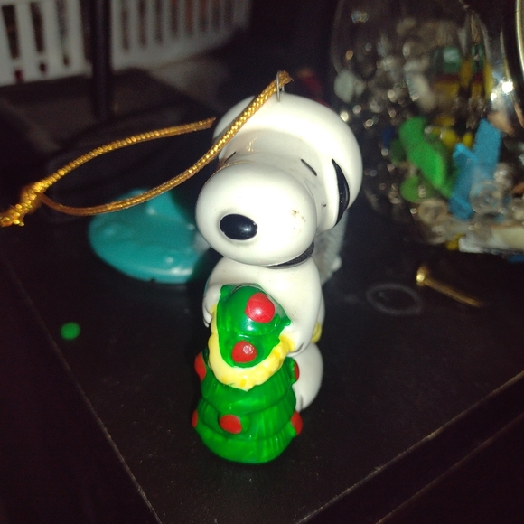 1981 Peanuts Santa Hat Series - Snoopy Decorating Christmas Tree - Picture 2 of 5